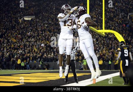 16. November 2019, Iowa City, IA, USA: Die Minnesota Wide Receiver Tyler Johnson (6) und Rashod Bateman (13) feiern Johnsons 28-Yard-Touchdown-Pass im dritten Viertel gegen Iowa im Kinnick Stadium in Iowa City, Iowa, am Samstag, den 16. November 2019. Der Gastgeber Hawkeyes gewann mit 23:19. (Kreditbild: © TNS via ZUMA Wire) Stockfoto