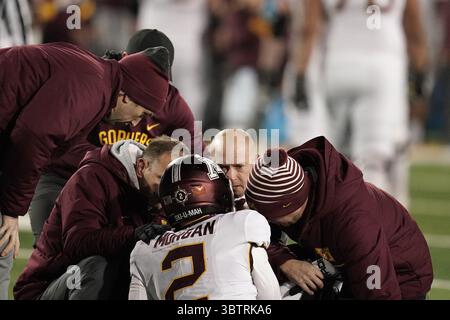 16. November 2019, Iowa City, IA, USA: Minnesota-Cheftrainer P.J. Fleck und Stab treffen sich am Samstag, den 16. November 2019, gegen Iowa im Kinnick Stadium in Iowa City, Iowa, gegen Quarterback Tanner Morgan (2). Der Gastgeber Hawkeyes gewann mit 23:19. (Kreditbild: © TNS via ZUMA Wire) Stockfoto