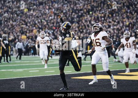 16. November 2019, Iowa City, IA, USA: Iowa Wide Receiver Ihmir Smith-Marsette (6) macht am Samstag, den 16. November 2019, im Kinnick Stadium in Iowa City, Iowa, einen 5-Yard-Touchdown im zweiten Quartal gegen Minnesota. Der Gastgeber Hawkeyes gewann mit 23:19. (Kreditbild: © TNS via ZUMA Wire) Stockfoto
