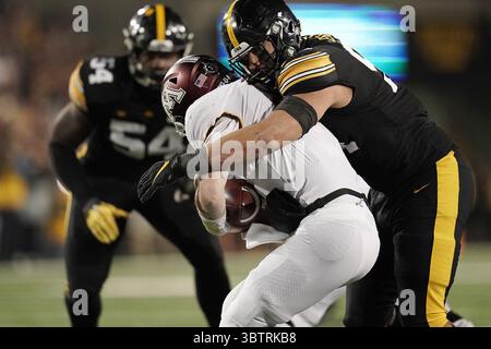 16. November 2019, Iowa City, IA, USA: Minnesota Quarterback Tanner Morgan (2) wird am Samstag, den 16. November 2019 im Kinnick Stadium in Iowa City, Iowa, von Iowa Defensive End A.J. Epenesa, rechts, entlassen. Der Gastgeber Hawkeyes gewann mit 23:19. (Kreditbild: © TNS via ZUMA Wire) Stockfoto