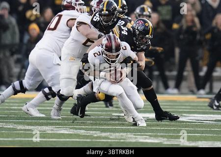 16. November 2019, Iowa City, IA, USA: Minnesota Quarterback Tanner Morgan (2) wird Ende des zweiten Quartals von Iowa Linebacker Kristian Welch (34) im Kinnick Stadium in Iowa City, Iowa, entlassen 2019. Der Gastgeber Hawkeyes gewann mit 23:19. (Kreditbild: © TNS via ZUMA Wire) Stockfoto