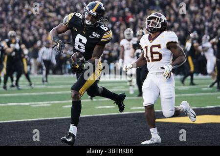 16. November 2019, Iowa City, IA, USA: Iowa Wide Receiver Ihmir Smith-Marsette (6) macht am Samstag, den 16. November 2019, im Kinnick Stadium in Iowa City, Iowa, einen 5-Yard-Touchdown im zweiten Quartal gegen Minnesota. Der Gastgeber Hawkeyes gewann mit 23:19. (Kreditbild: © TNS via ZUMA Wire) Stockfoto