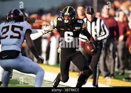 16. November 2019, Iowa City, IA, USA: Iowa Wide Receiver Ihmir Smith-Marsette (6) holt sich am Samstag, den 16. November 2019, im Kinnick Stadium in Iowa City, Iowa, einen ersten Niederschlag im ersten Quartal gegen Minnesota. Der Gastgeber Hawkeyes gewann mit 23:19. (Kreditbild: © TNS via ZUMA Wire) Stockfoto