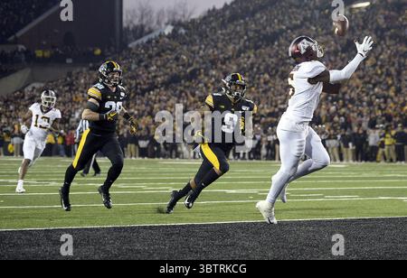 16. November 2019, Iowa City, IA, USA: Minnesota Wide Receiver Tyler Johnson (6) holt am Samstag, den 16. November 2019, einen 28-Yard-Touchdown-Pass gegen Iowa im Kinnick Stadium in Iowa City, Iowa. Der Gastgeber Hawkeyes gewann mit 23:19. (Kreditbild: © TNS via ZUMA Wire) Stockfoto