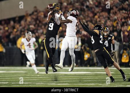 16. November 2019, Iowa City, IA, USA: Iowa Defensive Back Geno Stone (9) bricht am Samstag, den 16. November 2019, einen Pass für den Minnesota Wide Receiver Tyler Johnson (6) im Kinnick Stadium in Iowa City, Iowa, auf. Der Gastgeber Hawkeyes gewann mit 23:19. (Kreditbild: © TNS via ZUMA Wire) Stockfoto