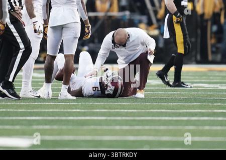 16. November 2019, Iowa City, IA, USA: Minnesota-Cheftrainer P.J. Fleck besucht Wide Receiver Tyler Johnson (6), nachdem er am Samstag, den 16. November 2019, im Kinnick Stadium in Iowa City, Iowa, im zweiten Quartal gegen Iowa verletzt wurde. Der Gastgeber Hawkeyes gewann mit 23:19. (Kreditbild: © TNS via ZUMA Wire) Stockfoto
