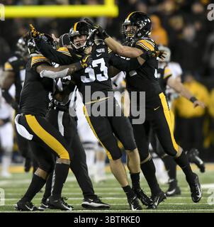 16. November 2019, Iowa City, IA, USA: Teamkameraden feiern mit Iowa Defensivverteidiger Riley Moss (33), nachdem er am Samstag, den 16. November 2019, gegen Minnesota im Kinnick Stadium in Iowa City, Iowa, einen Pass im vierten Quartal gegen Minnesota abgefangen hatte. Der Gastgeber Hawkeyes gewann mit 23:19. (Kreditbild: © TNS via ZUMA Wire) Stockfoto