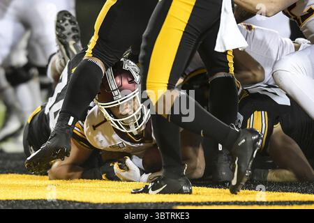16. November 2019, Iowa City, IA, USA: Minnesota Running Back Rodney Smith (1) erzielt im vierten Quartal einen 1-Yard-Touchdown-Lauf gegen Iowa im Kinnick Stadium in Iowa City, Iowa, am Samstag, den 16. November 2019. Der Gastgeber Hawkeyes gewann mit 23:19. (Kreditbild: © TNS via ZUMA Wire) Stockfoto