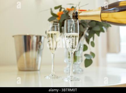 Nahaufnahme Von Sekt In Gläsern Auf Tisch Drinnen Stockfoto