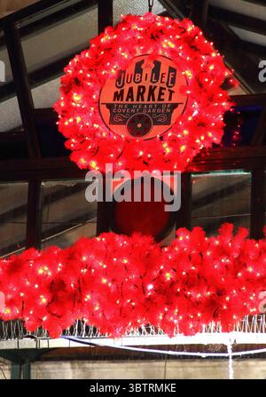 November 16, 2019, London, Vereinigtes Königreich: Weihnachtsschmuck Linie der Eingang zum Jubiläum Markt im Herzen von Covent Garden.. Weihnachten Dekorationen, Beleuchtung und Weihnachtsbaum um in Londons Covent Garden Market und der Piazza (Credit Bild: © Keith Mayhew/SOPA Bilder über ZUMA Draht) Stockfoto