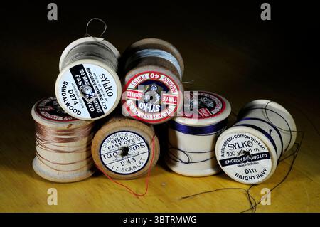 Sortiment an Baumwollrollen mit verschiedenfarbigen Baumwolle Stockfoto