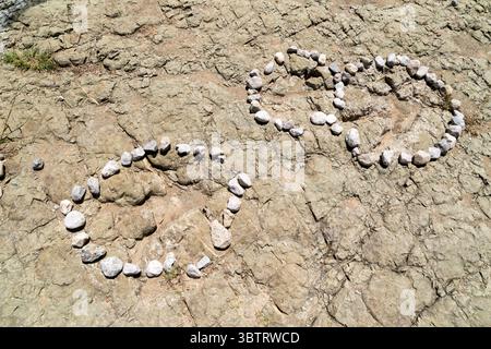Ein Ort mit fossilen Dinosaurierspuren während eines Besuchs des Turritelas National Park, einem paläontologischen Park, in der Wüste, San Juan Raya, Puebla, Mexiko Stockfoto