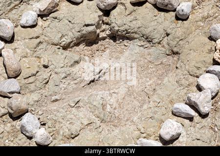Ein Ort mit fossilen Dinosaurierspuren während eines Besuchs des Turritelas National Park, einem paläontologischen Park, in der Wüste, San Juan Raya, Puebla, Mexiko Stockfoto
