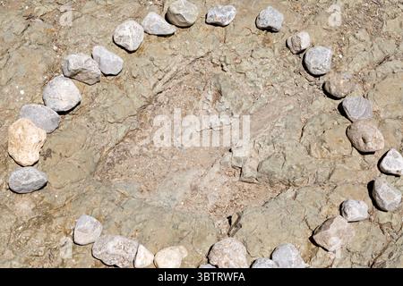 Ein Ort mit fossilen Dinosaurierspuren während eines Besuchs des Turritelas National Park, einem paläontologischen Park, in der Wüste, San Juan Raya, Puebla, Mexiko Stockfoto