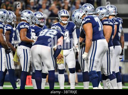 10. November 2019: Dallas Cowboys Quarterback Dak Prescott #4 bei einem NFL-Spiel zwischen den Minnesota Vikings und den Dallas Cowboys im AT&T Stadium in Arlington, TX Minnesota besiegte Dallas 28-24 Albert Pena/CSM (Credit Image: &Copy; Albert Pena/CSM via ZUMA Wire) Stockfoto