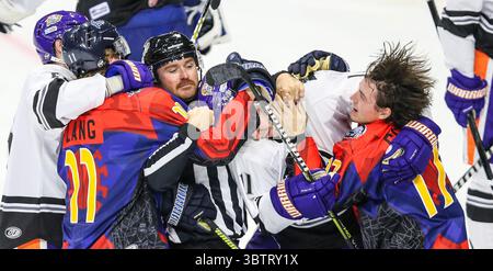 Jacksonville Icemen Stürmer Chase lang (11) und Everett Clark (17), rechts, kämpfen mit Orlando Solar Bears Stürmer Trevor Olson (11), Mitte, während der dritten Periode eines ECHL-Profi-Hockeyspiels in der Veterans Memorial Arena in Jacksonville, Florida, Samstag, 16. November 2019. [Gary Lloyd McCullough/CSM](Guthaben: &Copy; Gary Lloyd McCullough/CSM via ZUMA Wire) Stockfoto