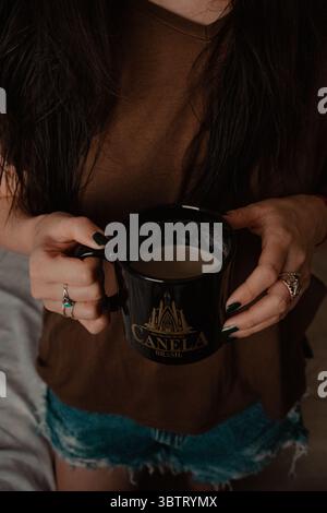 Frau Hält Kaffeetasse Im Innenporträt Stockfoto