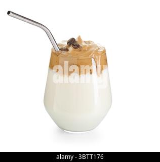 Köstlicher Dalgona-Kaffee im Glas isoliert auf weiß Stockfoto