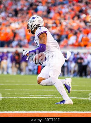 2. November 2019, Stillwater, Oklahoma, Vereinigte Staaten von Amerika: TCU Horned Frogs Safety Trevon Moehrig (7) fängt am Samstag, den 2. November 2019 im Boone Pickens Stadium in Stillwater, Oklahoma, den Fußball von Dillon Stoner und den Oklahoma State Cowboys ab. (Kreditbild: © Nicholas Rutledge/ZUMA Wire) Stockfoto