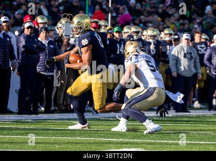 16. November 2019: Notre Dame Wide Receiver Chase Claypool (83) spielt mit dem Ball um die Wette, als Navy Linebacker Diego Fagot (54) im Notre Dame Stadium in South Bend (Indiana) im NCAA-Football-Spiel zwischen den Navy Midshipmen und den Notre Dame Fighting Irish spielt. Notre Dame besiegte Navy 52-20. John Mersits/CSM.(Kreditbild: &Copy; John Mersits/CSM via ZUMA Wire) Stockfoto