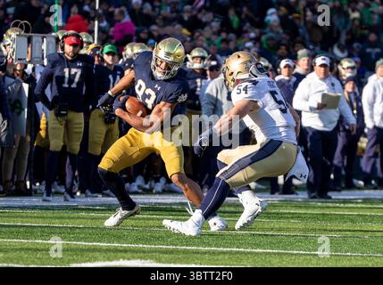 16. November 2019: Notre Dame Wide Receiver Chase Claypool (83) spielt mit dem Ball um die Wette, als Navy Linebacker Diego Fagot (54) im Notre Dame Stadium in South Bend (Indiana) im NCAA-Football-Spiel zwischen den Navy Midshipmen und den Notre Dame Fighting Irish spielt. Notre Dame besiegte Navy 52-20. John Mersits/CSM.(Kreditbild: &Copy; John Mersits/CSM via ZUMA Wire) Stockfoto