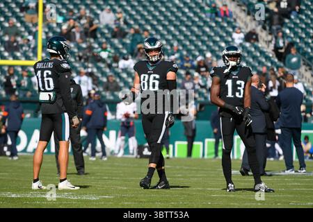 3. November 2019: Mack Hollins (16), Tight End Zach Ertz (86) und Nelson Agholor (13) wärmen sich vor dem NFL-Spiel zwischen den Chicago Bears und den Philadelphia Eagles im Lincoln Financial Field in Philadelphia auf. Eric Canha/CSM(Kreditbild: &Copy; Eric Canha/CSM via ZUMA Wire) Stockfoto