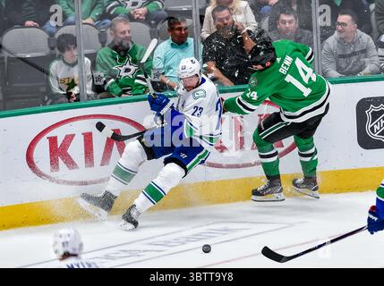 Vancouver Canucks Verteidiger Alexander Edler (23) und Dallas Stars Left Wing Jamie Benn (14) kollidieren während eines NHL-Spiels zwischen den Vancouver Canucks und den Dallas Stars im American Airlines Center in Dallas, Texas, 19. November 2019. (Manny Flores/Cal Sport Media) Stockfoto