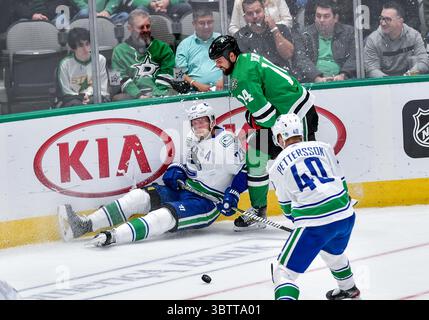 Vancouver Canucks Verteidiger Alexander Edler (23) und Dallas Stars Left Wing Jamie Benn (14) kollidieren während eines NHL-Spiels zwischen den Vancouver Canucks und den Dallas Stars im American Airlines Center in Dallas, Texas, 19. November 2019. (Manny Flores/Cal Sport Media) Stockfoto