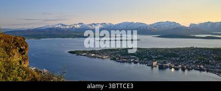 Panoramablick auf Tromsø und die umliegenden Fjorde unter arktischem Sommerlicht, mit schneebedeckten Bergen und ruhigen Gewässern, Nordnorwegen Stockfoto