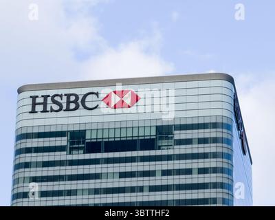 Das HSBC-Logo befindet sich oben auf dem Hauptquartier im Finanzdistrikt Canary Wharf, London, Großbritannien Stockfoto