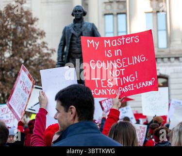 19. November 2019, Indianapolis, Indiana, USA: Am 19. November 2019 besuchten über 15.000 Lehrer den RED for Ed Action Day im Indiana Statehouse in Indianapolis, Indiana, um die öffentliche Bildung zu unterstützen. (Bild: © Lora Olive/ZUMA Wire) Stockfoto