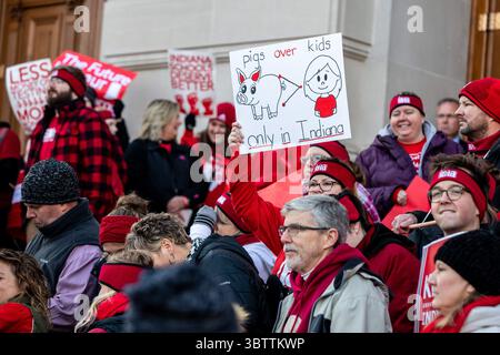 19. November 2019, Indianapolis, Indiana, USA: Am 19. November 2019 besuchten über 15.000 Lehrer den RED for Ed Action Day im Indiana Statehouse in Indianapolis, Indiana, um die öffentliche Bildung zu unterstützen. (Bild: © Lora Olive/ZUMA Wire) Stockfoto
