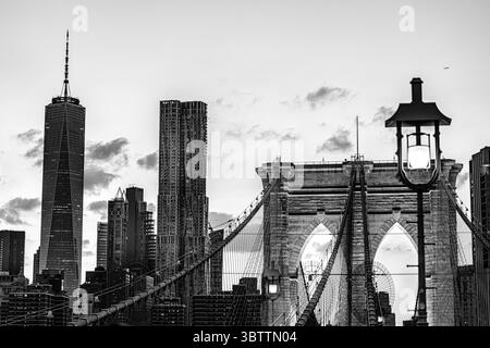 Brooklyn Bridge Sonnenuntergang am Abend und bei Nacht nächtliche Details der Kabel und Steinbögen in Lower Manhattan New York City Stockfoto