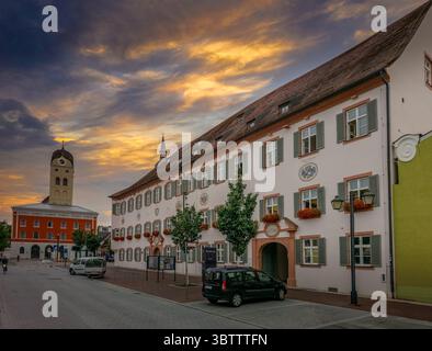 Blick auf Rathaus, Hauptplatz in Erding Bayern Deutschland, mittelalterliche Stadt mit farbenfrohem Sonnenuntergang Stockfoto