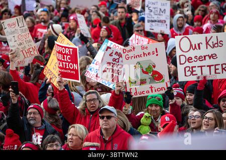 19. November 2019, Indianapolis, Indiana, USA: Am 19. November 2019 besuchten über 15.000 Lehrer den RED for Ed Action Day im Indiana Statehouse in Indianapolis, Indiana, um die öffentliche Bildung zu unterstützen. (Bild: © Lora Olive/ZUMA Wire) Stockfoto