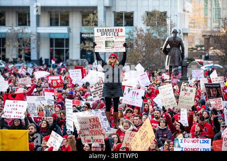 19. November 2019, Indianapolis, Indiana, USA: Am 19. November 2019 besuchten über 15.000 Lehrer den RED for Ed Action Day im Indiana Statehouse in Indianapolis, Indiana, um die öffentliche Bildung zu unterstützen. (Bild: © Lora Olive/ZUMA Wire) Stockfoto