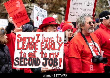 19. November 2019, Indianapolis, Indiana, USA: Am 19. November 2019 besuchten über 15.000 Lehrer den RED for Ed Action Day im Indiana Statehouse in Indianapolis, Indiana, um die öffentliche Bildung zu unterstützen. (Bild: © Lora Olive/ZUMA Wire) Stockfoto