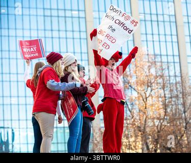19. November 2019, Indianapolis, Indiana, USA: Am 19. November 2019 besuchten über 15.000 Lehrer den RED for Ed Action Day im Indiana Statehouse in Indianapolis, Indiana, um die öffentliche Bildung zu unterstützen. (Bild: © Lora Olive/ZUMA Wire) Stockfoto