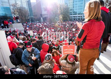 18. November 2019, Indianapolis, Indiana, USA: Am 19. November 2019 besuchten über 15.000 Lehrer den RED for Ed Action Day im Indiana Statehouse in Indianapolis, Indiana, um die öffentliche Bildung zu unterstützen. (Bild: © Lora Olive/ZUMA Wire) Stockfoto