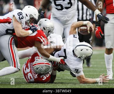 23. November 2019, Columbus, OH, USA: Der Ohio State Buckeyes Linebacker Malik Harrison (39) und der Ohio State Buckeyes Linebacker Justin Hilliard (47) treffen sich am Samstag, 23. November 2019 im Ohio Stadium in Columbus, OH, auf den Penn State Nittany Lions Quarterback will Levis (7). (Kreditbild: © TNS via ZUMA Wire) Stockfoto