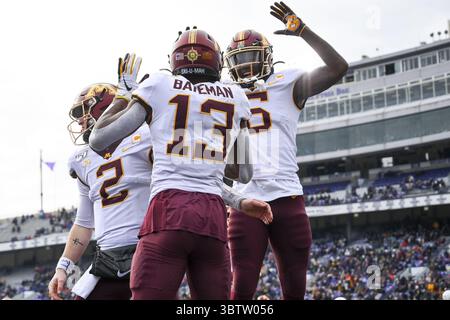 23. November 2019, Evanston, IL, USA: Minnesota Gophers Quarterback Tanner Morgan (2), Wide Receiver Rashod Bateman (13) und Wide Receiver Tyler Johnson (6) feierten Batemans dritten Touchdown-Empfang des Spiels im dritten Quartal Samstag gegen die Northwestern Wildcats. Die Minnesota Gophers spielten die Northwestern Wildcats am Samstag, 23. November 2019 im Ryan Field in Evanston, Illinois (Bild: © TNS via ZUMA Wire) Stockfoto