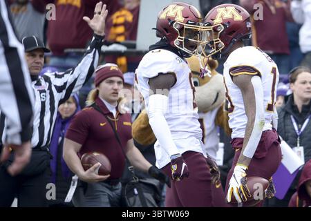 23. November 2019, Evanston, IL, USA: Minnesota Gophers Wide Receiver Tyler Johnson (6) und Wide Receiver Rashod Bateman (13) feierten Batemans Touchdown im ersten Quartal gegen die Northwestern Wildcats. Die Minnesota Gophers spielten die Northwestern Wildcats am Samstag, 23. November 2019 im Ryan Field in Evanston, Illinois (Bild: © TNS via ZUMA Wire) Stockfoto
