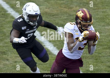 23. November 2019, Evanston, IL, USA: Der Minnesota Gophers Wide Receiver Rashod Bateman (13) erhielt im zweiten Quartal einen Pass für einen Touchdown mit dem Northwestern Wildcats Defensivverteidiger Trae Williams (3). Die Minnesota Gophers spielten die Northwestern Wildcats am Samstag, 23. November 2019 im Ryan Field in Evanston, Illinois (Bild: © TNS via ZUMA Wire) Stockfoto