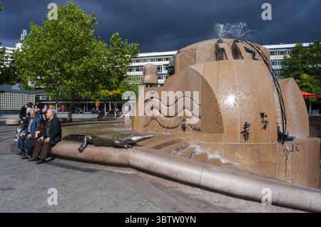 21. September 2010, Berlin, Brandenburg, Deutschland: Breitscheidplaatz und Brunnen auf Platz neben dem Europa Center in Charlottenurg Berlin Deutschland. Das Europa-Center ist ein Gebäudekomplex am Breitscheidplatz im Berliner Stadtteil Charlottenburg mit einem Einkaufszentrum und einem 86 Meter (282 ft) hohen Turm. Erbaut zwischen 1963 und 1965, ist es heute ein historisch erhaltenes Gebäude. (Kreditbild: © Sergi ReboredoZUMA Wire) Stockfoto