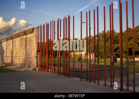 21. September 2010, Berlin, Brandenburg, Deutschland: Gedenkstätte Berliner Mauer - Gedenkstätte für das Opfer der Mauer Ernst Mundt neben einem Teil der ursprünglichen Mauer in der Bernauerstraße (Credit Image: © Sergi ReboredoZUMA Wire) Stockfoto