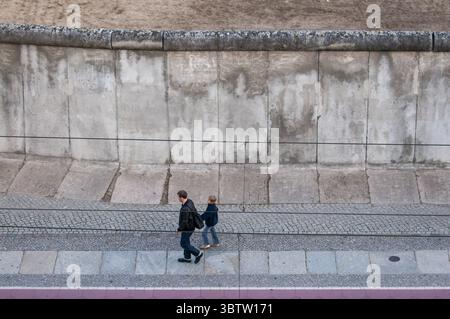 21. September 2010, Berlin, Brandenburg, Deutschland: Gedenkstätte Berliner Mauer - Gedenkstätte für das Opfer der Mauer Ernst Mundt neben einem Teil der ursprünglichen Mauer in der Bernauerstraße (Credit Image: © Sergi ReboredoZUMA Wire) Stockfoto