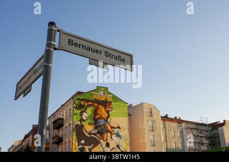 22. September 2010, Berlin, Brandenburg, Deutschland: Schild Straße und Graffiti in einem Haus in der Nähe des Mauerparks, Berlin im Abendlicht Deutschland. Kommen Sie nach Belin, brasilianisches Team. Joga Bonito. Mauerpa (Foto: © Sergi ReboredoZUMA Wire) Stockfoto