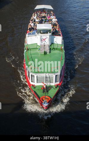 23. September 2010, Berlin, Brandenburg, Deutschland: Touristisches Boot entlang der Spree, das am Nikolaiviertel entlang fährt, führt zum historischen Wahrzeichen des Berliner Doms (Credit Image: © Sergi ReboredoZUMA Wire) Stockfoto