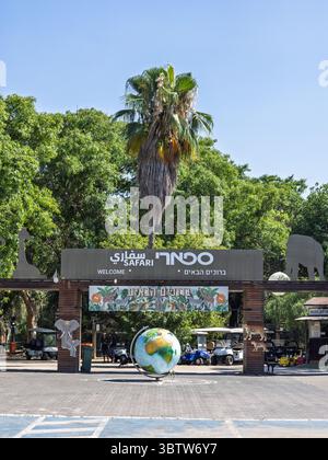 Safari Ramat-Gan Israel, 3. Juli 2025 - Haupteingang mit Begrüßungsschild und Tiersilhouetten Stockfoto
