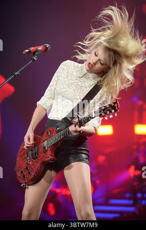 ATLANTA, GA – 18. APRIL: Der siebenfache Grammy-Gewinner Taylor Swift (* 13. Dezember 1989) führt am 18. April 2013 in Atlanta, Georgia die RED Tour in der Philips Arena durch. Leute: Taylor Swift (Bild: © SMG via ZUMA Wire) Stockfoto